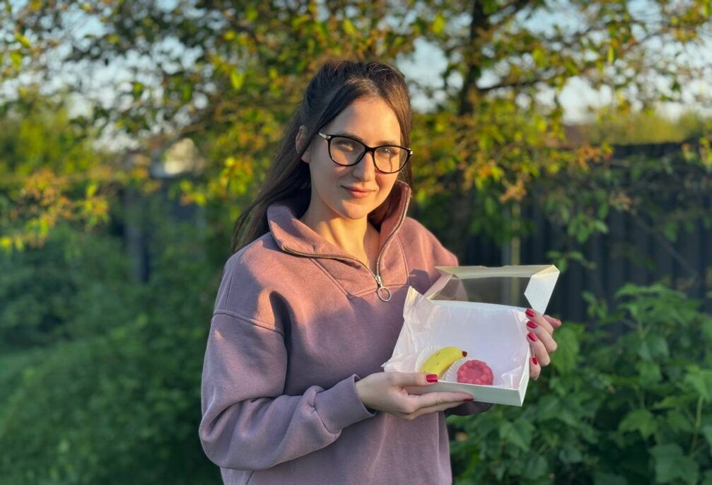 Ирина Хмель попробовала корпусные пирожные в виде фруктов и делает на них бизнес