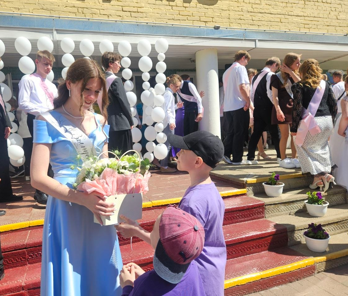 В молодечненской гимназии родители станцевали так, что попали в рекомендации ТикТока