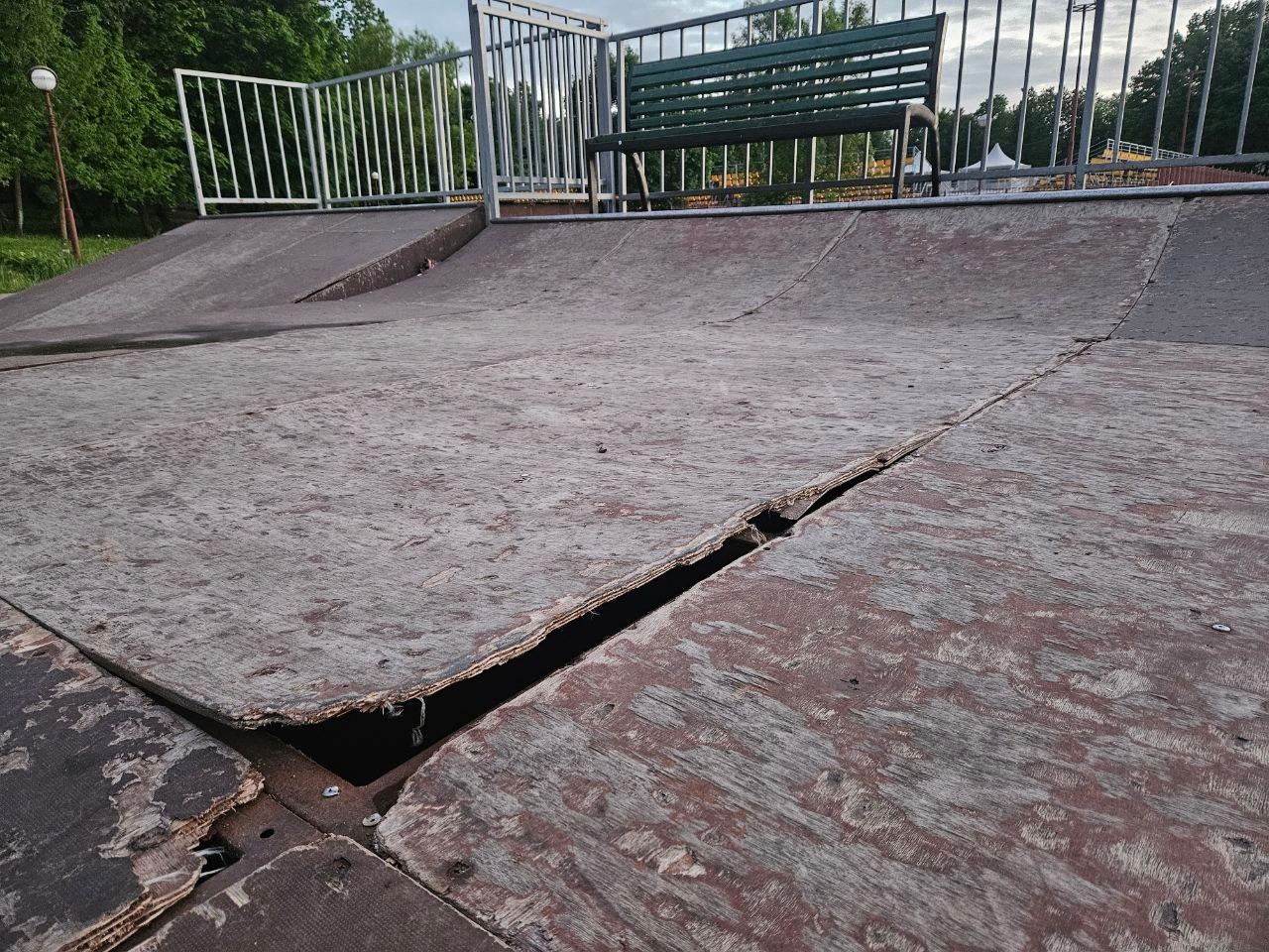 Юные жители Молодечно просят привести в порядок скейт-площадку в городском парке