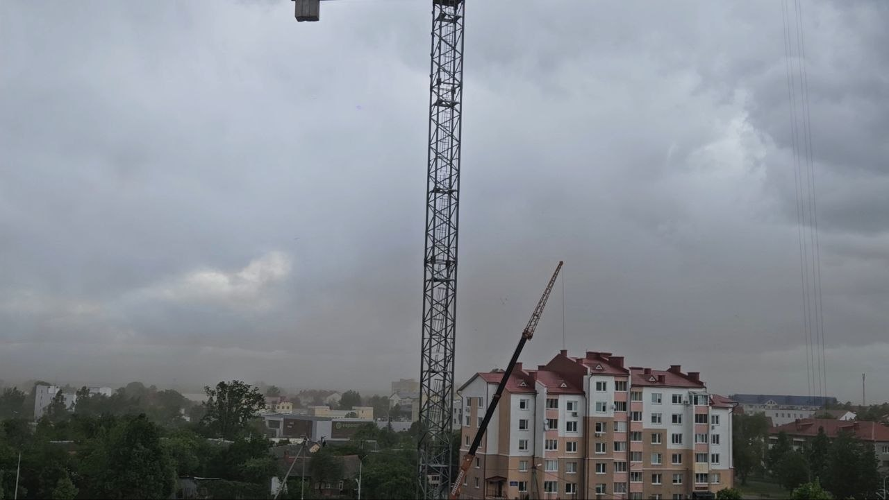 Смотрите видео песчаной бури и штормового ветра в Молодечно