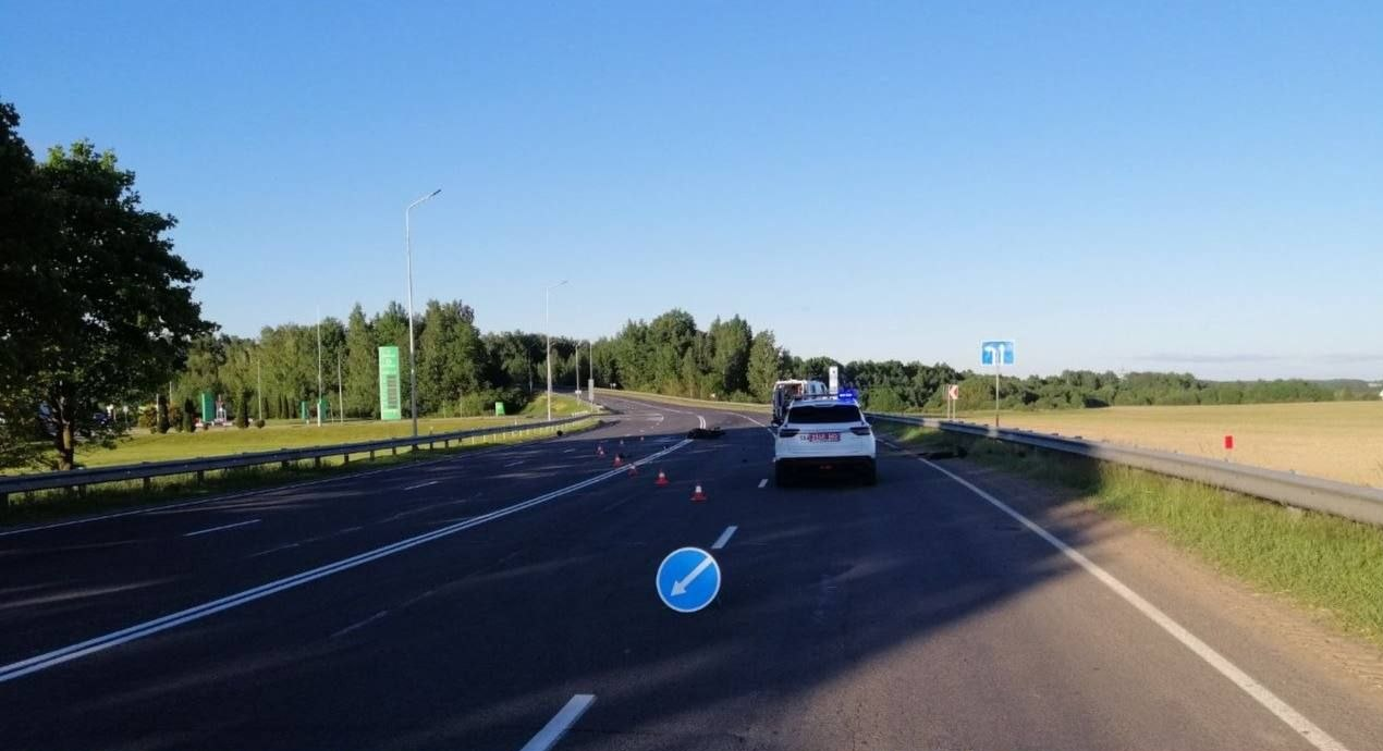 На выезде из Молодечно не справился с управлением мотоциклист. Он погиб