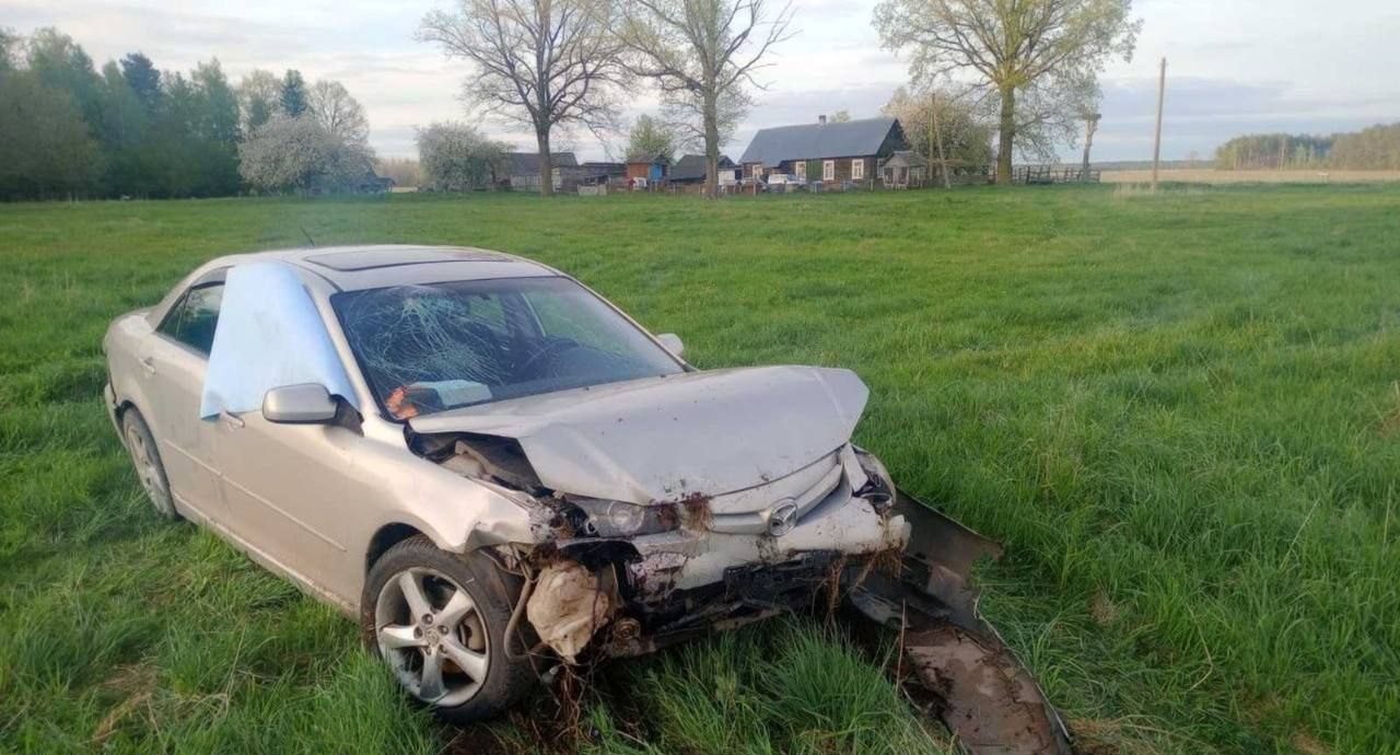Mazda съехала в кювет и упала в мелиоративный канал в Молодечненском районе