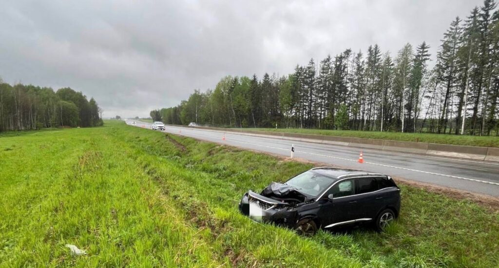 28-летняя пассажир Peugeot пострадала в ДТП под Воложином