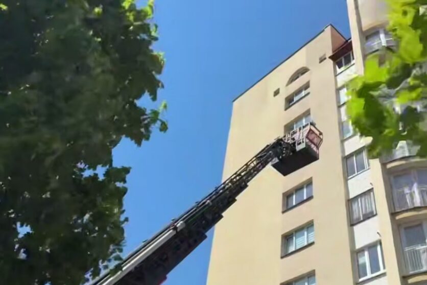 Запертого в квартире двухлетнего ребёнка освободили спасатели