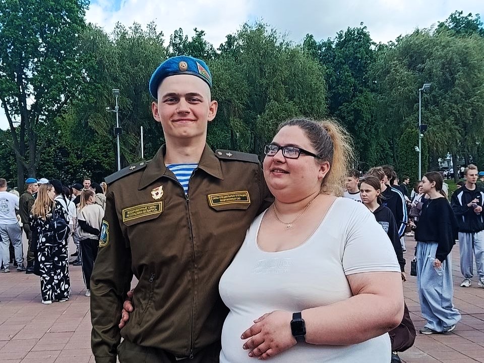 Мама молодечненского десантника Вити после присяги хотела забрать и накормить всех солдат