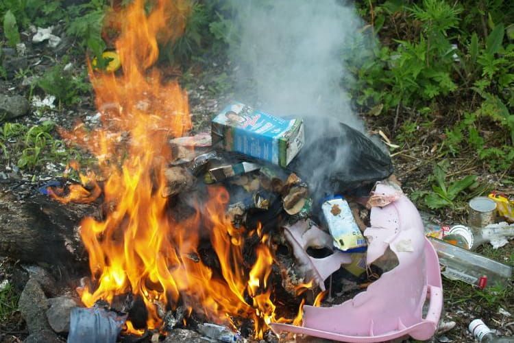 Жителям Мяделя пояснили, что грозит за костёр из пластика