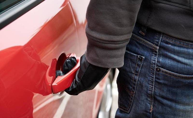 Из автомобиля вилейчанина украли вещи на 700 рублей