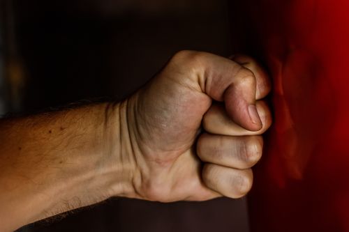 37-летний мужчина в порыве ревности жестоко избил бывшую сожительницу