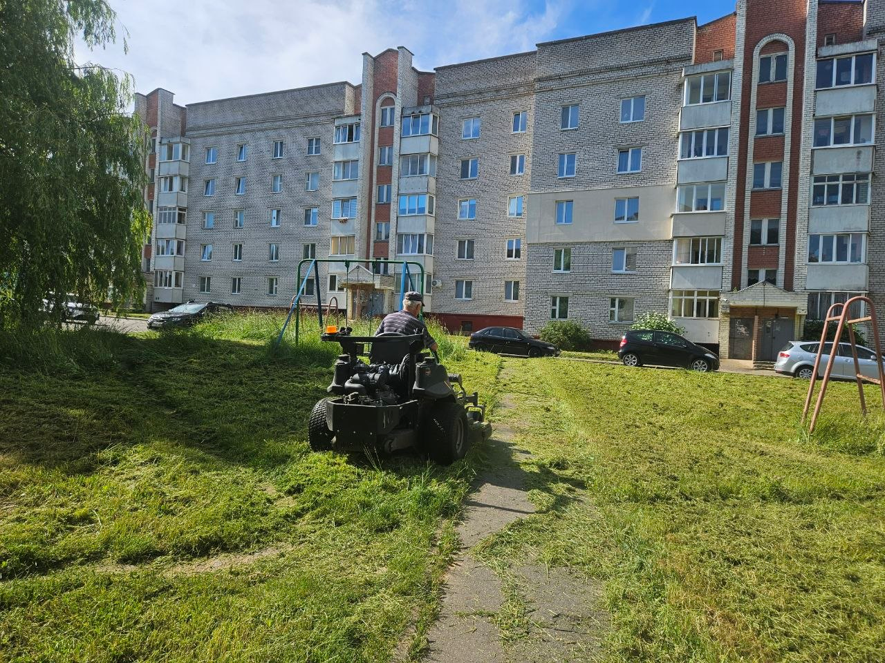 Посмотрели, какую технику используют коммунальщики в Молодечно для покоса травы