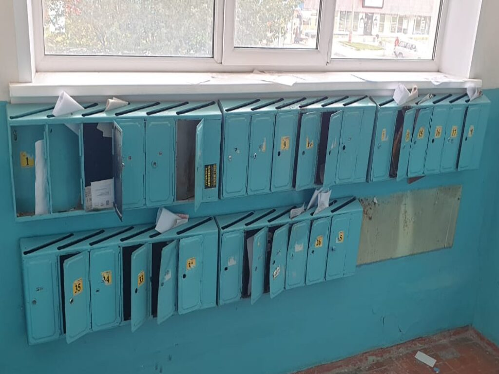 В Молодечно 180 часов проведёт на общественных работах хулиган, который сломал почтовые ящики в доме