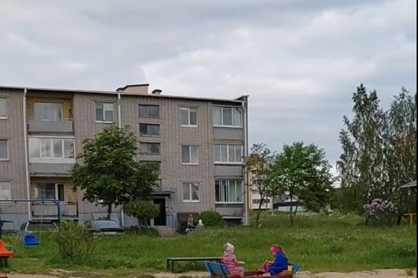 Косцов не было ни разу - жители агрогородка Молодечненского района просят обкосить хотя бы детские площадки