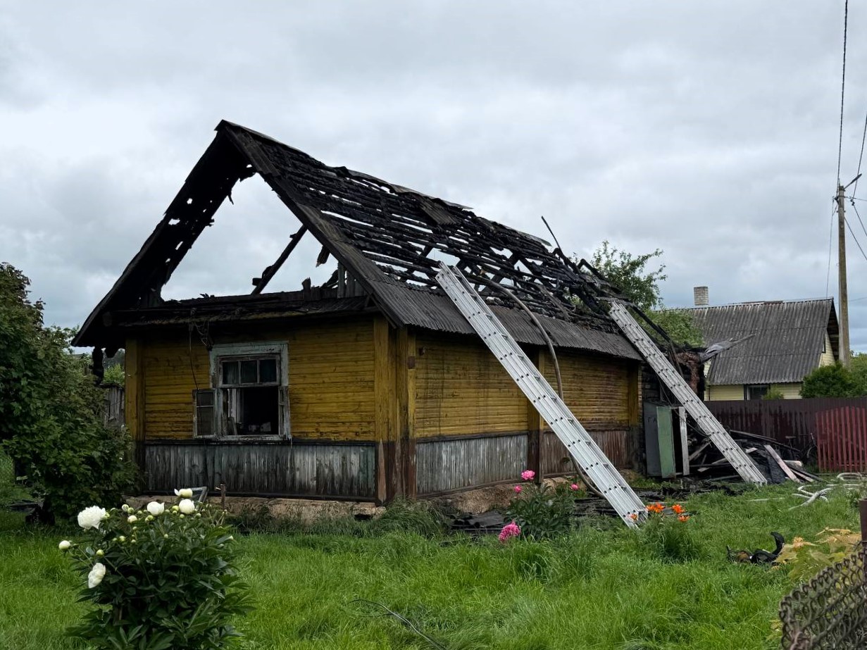 Молодечненские спасатели в горящем доме нашли мёртвую женщину