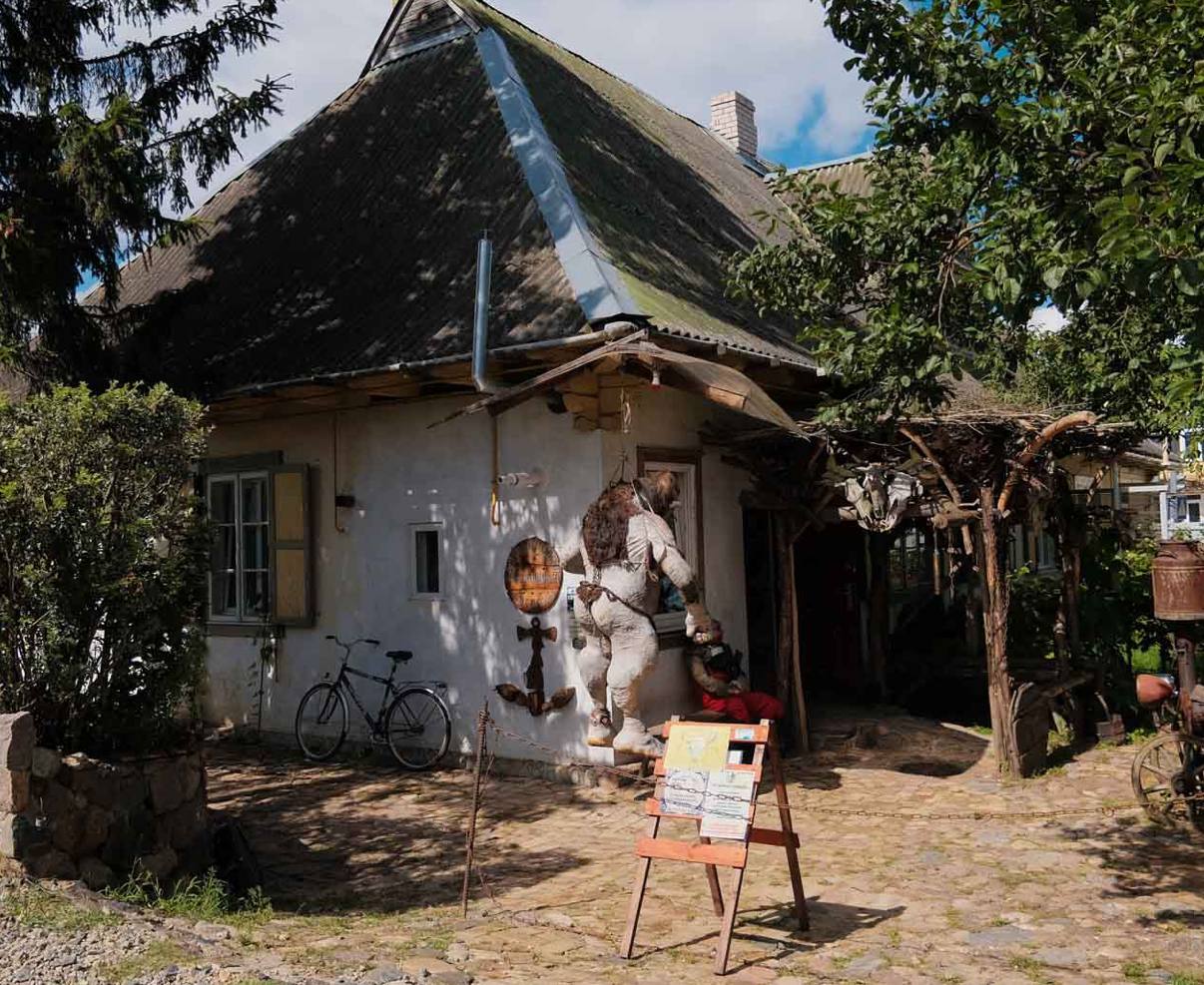 Уникальный музей с дикими троллями можно посетить в Браславском районе
