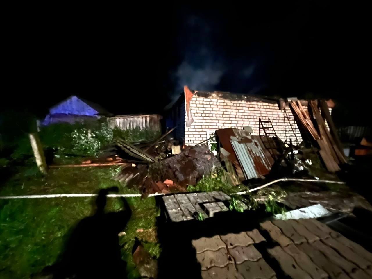 Крыша сарая сгорела перед полуночью в агрогородке Вилейского района