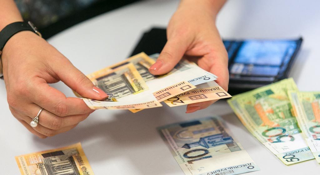 В каких сферах платят больше 7 тысяч рублей