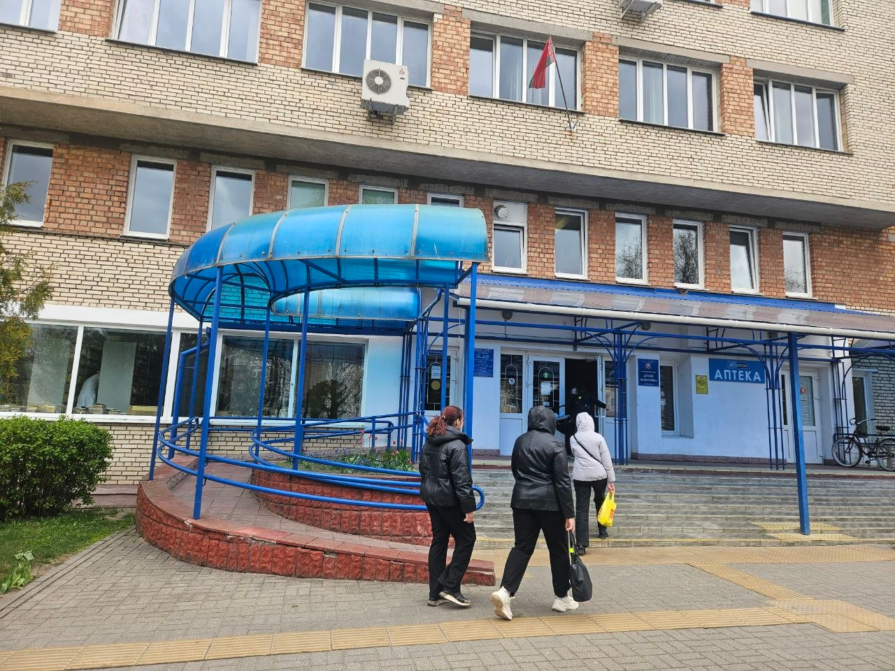 Молодая мама из Молодечно написала в Тредс о трудностях с прохождением медкомиссии для малыша — разбираем факты