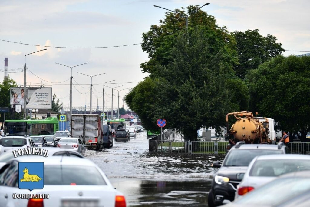 Ураган в Витебске повалил 30 деревьев и повредил 4 автомобиля. Видео с места происшествия