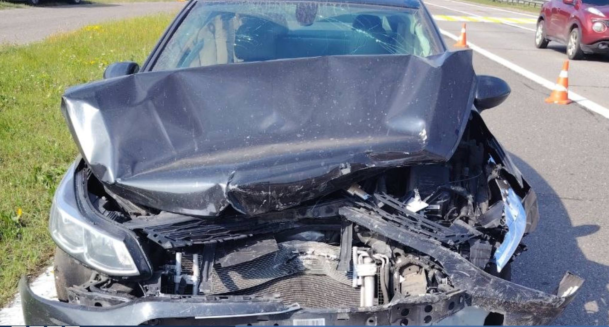 В Логойском районе в ДТП попал автомобиль, который пропускал пешеходов