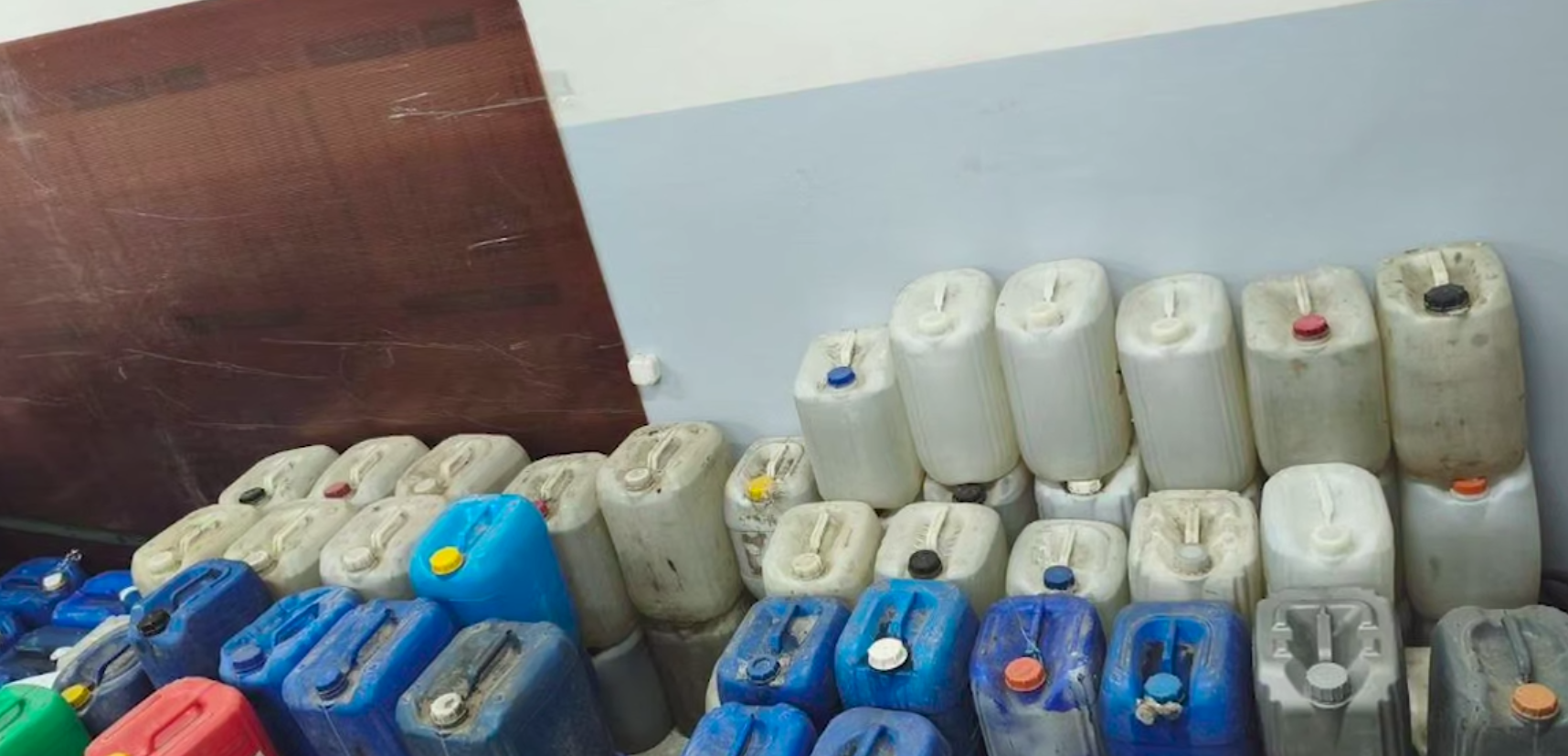 В Молодечненском районе сотрудники ГАИ обнаружили в грузовике 104 полимерных канистры с самогоном