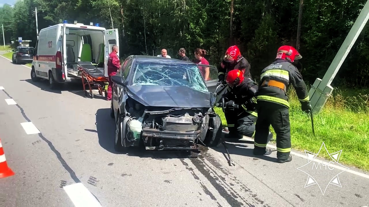 Женщину вытащили спасатели из легковушки после ДТП в Логойском районе