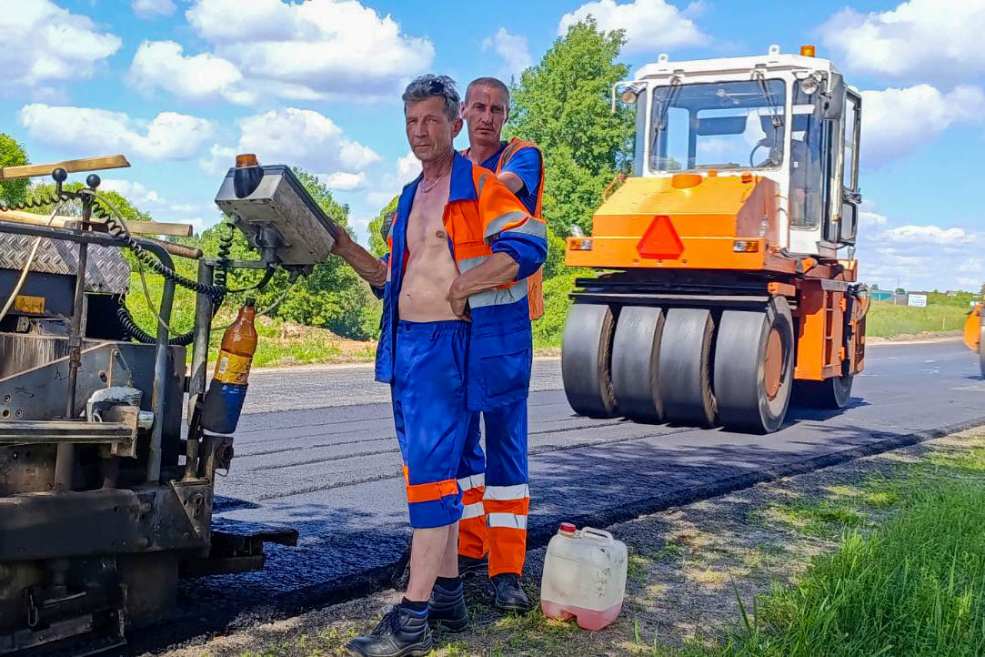 Дорожный сезон в разгаре — где ремонтируют трассы в Поставском районе