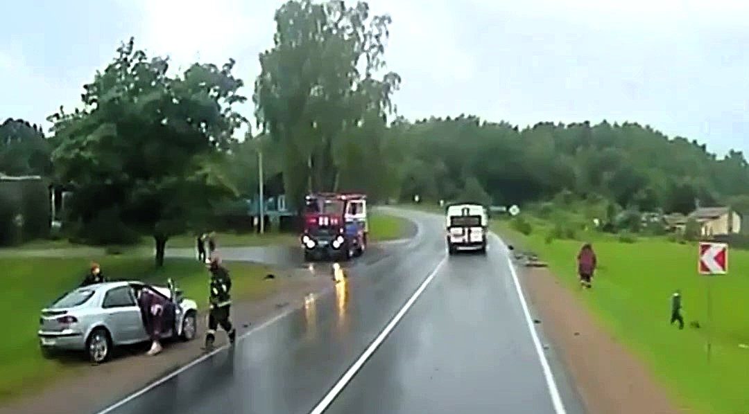Двух водителей достали спасатели из машин после ДТП под Логойском