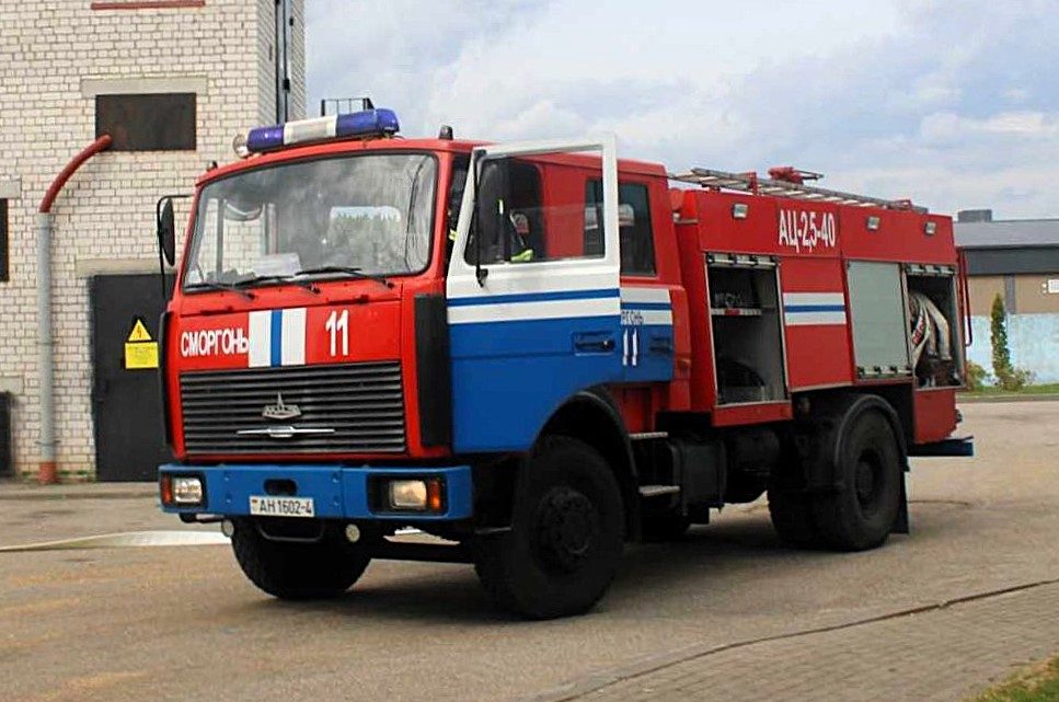 Четыре пожарные машины выезжали на пожар библиотеки в Сморгони