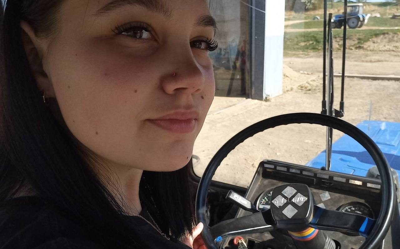 Маникюр, солярка и детектив Блейка Пирса: как 17-летняя Ксения из Воложинского района ломает стереотипы о молодёжи