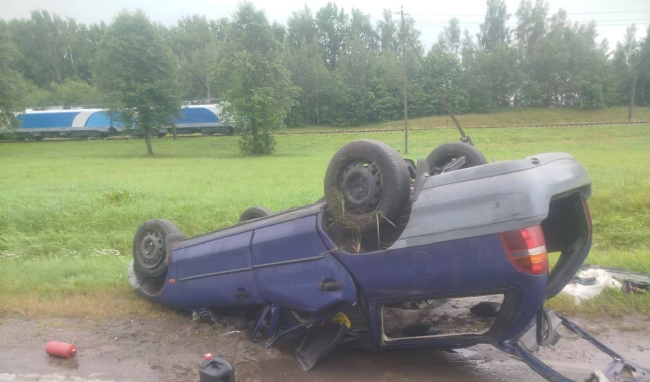 Под Минском Ford улетел в кювет и дважды перевернулся на крышу