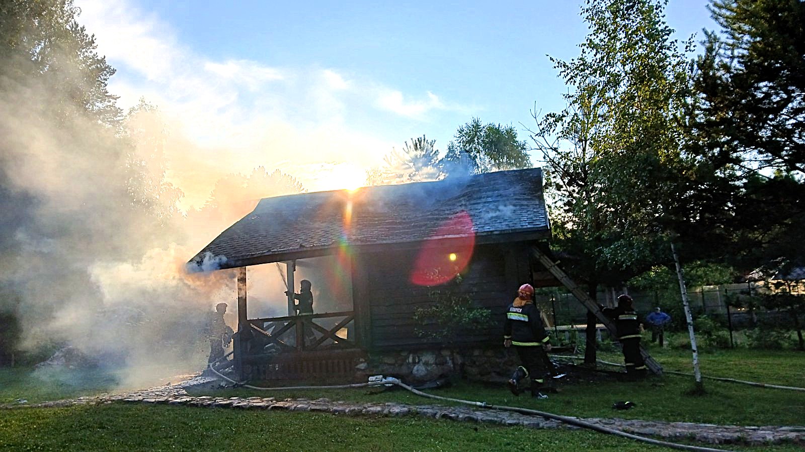Огонь уничтожил крышу бани в Поставском районе
