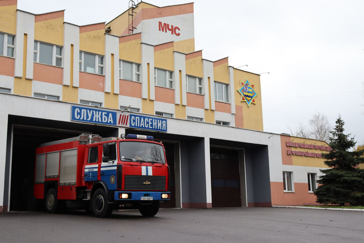 В Молодечно спасатели освободили руку девочки, застрявшую в автомате с игрушками