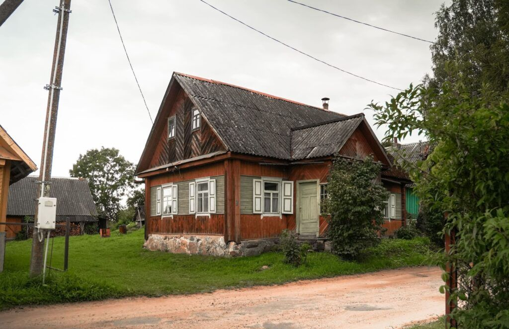 В Мядельском районе дёшево продают бревенчатый дом. Возможен обмен