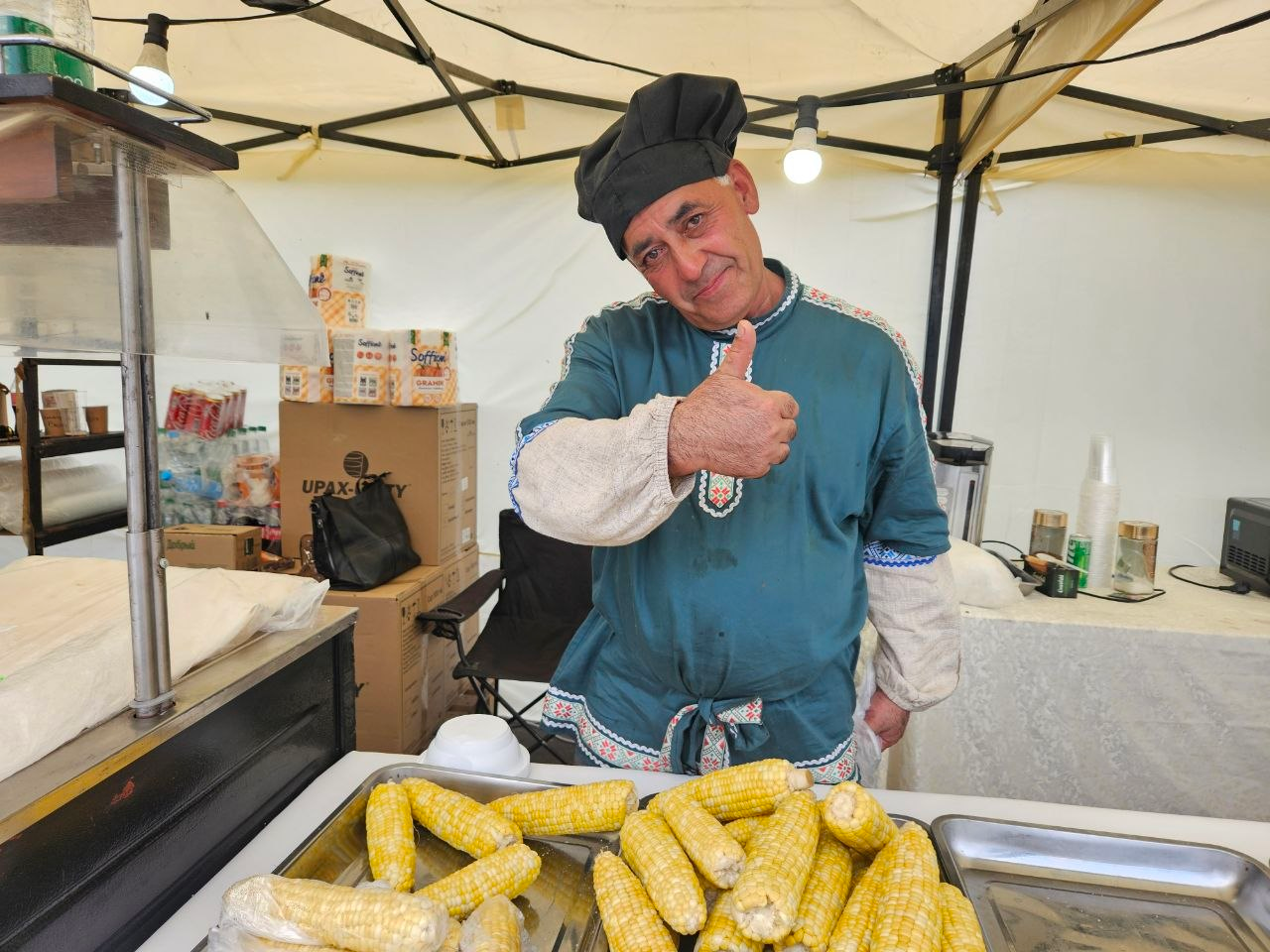 Дядя Алик на фестивале в Мяделе сравнивает берег озера Мястро с золотыми песками Чёрного моря