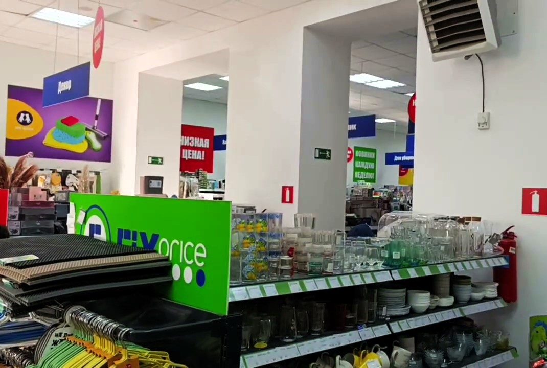 В Браславе работники магазина потушили светильник