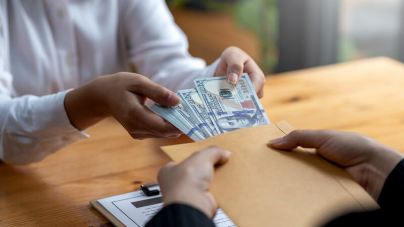 В сувенирную продукцию директор вложил 2,5 тысячи рублей — его будут судить за взятку
