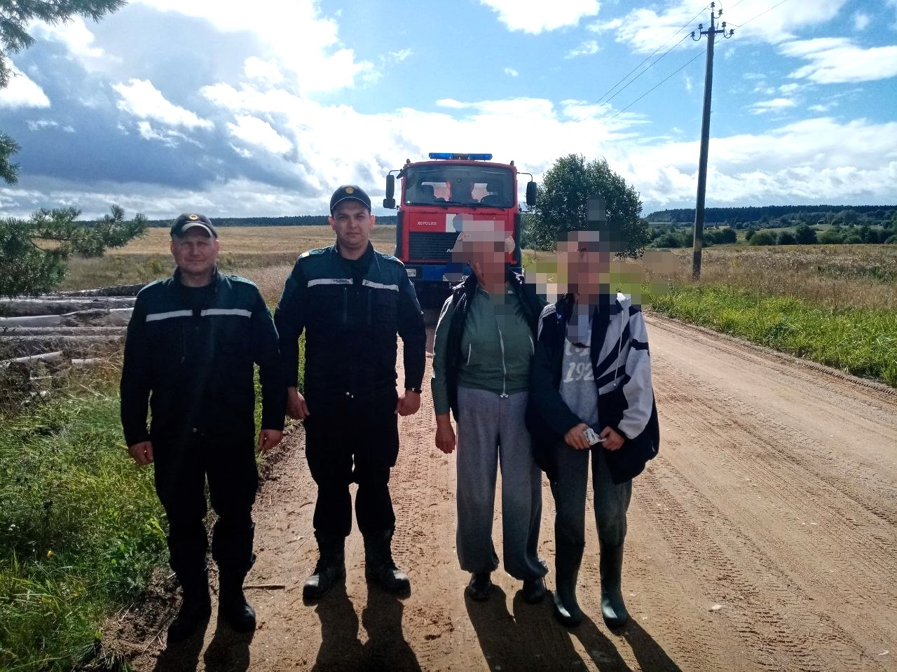 Логойские спасатели в докшицком лесу нашли маму с дочкой