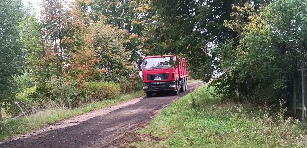 В Воложинском районе ремонт дороги стал поводом для жителя деревни стать блогером