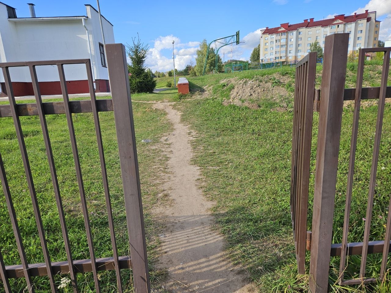 Жители новых домов в Радошковичах бьют тревогу из-за дороги в школу