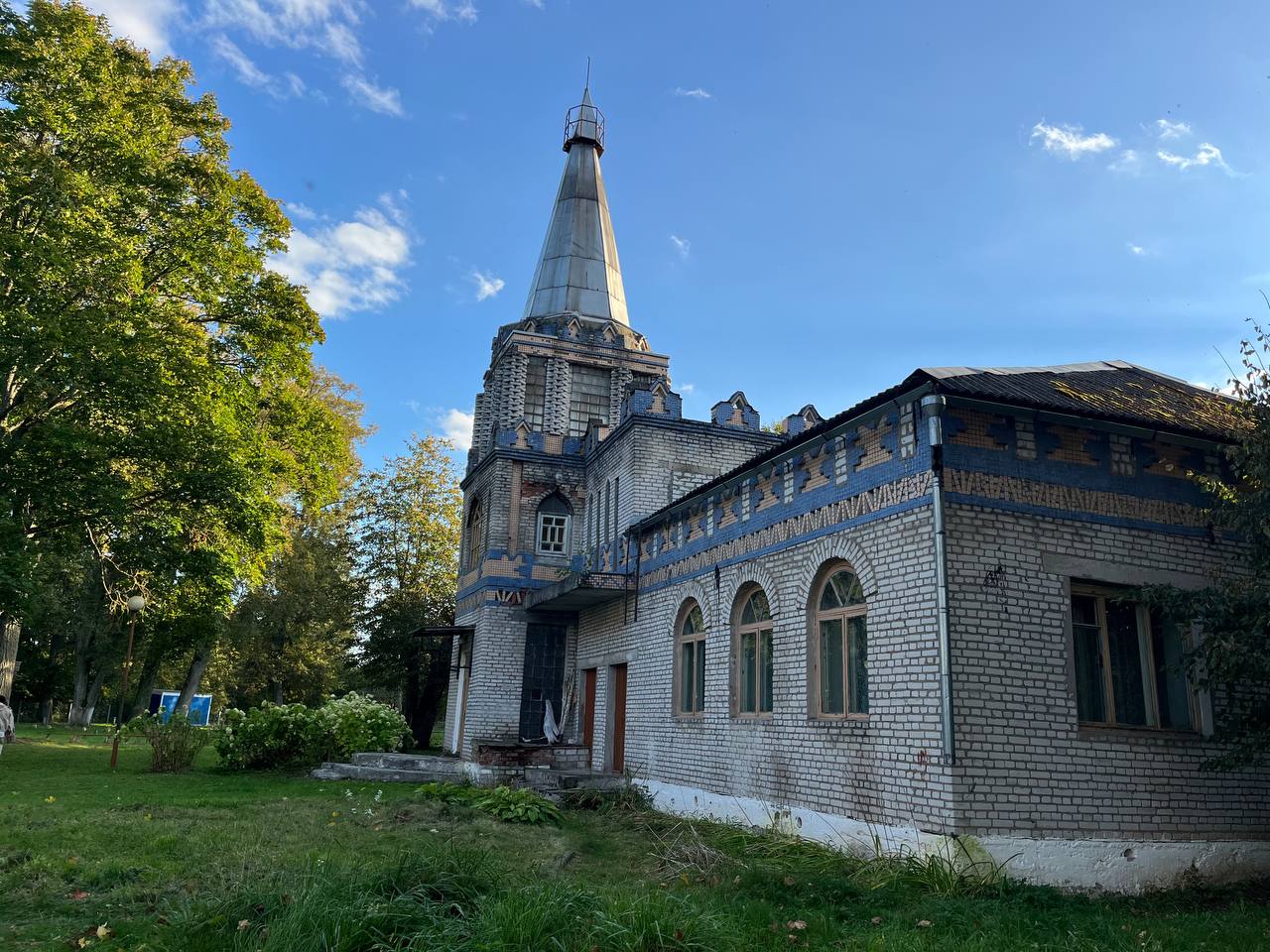 Мужчина купил здание бывшей психбольницы и открыл в ней галерею