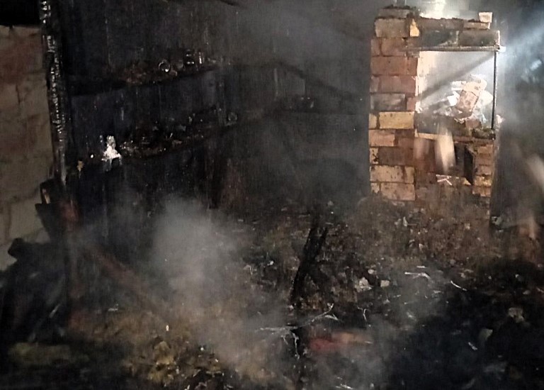 В деревне в 15 километрах от Ошмян поздним вечером загорелся сарай