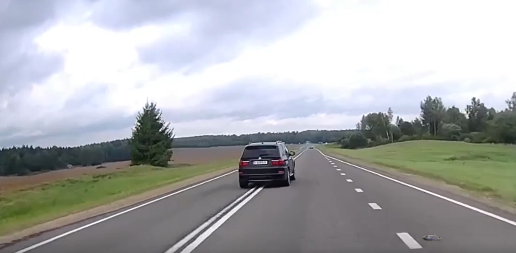 Бесправник на BMW с иностранным номером обгонял в запрещённом месте — видео прислали в чат-бот МВД