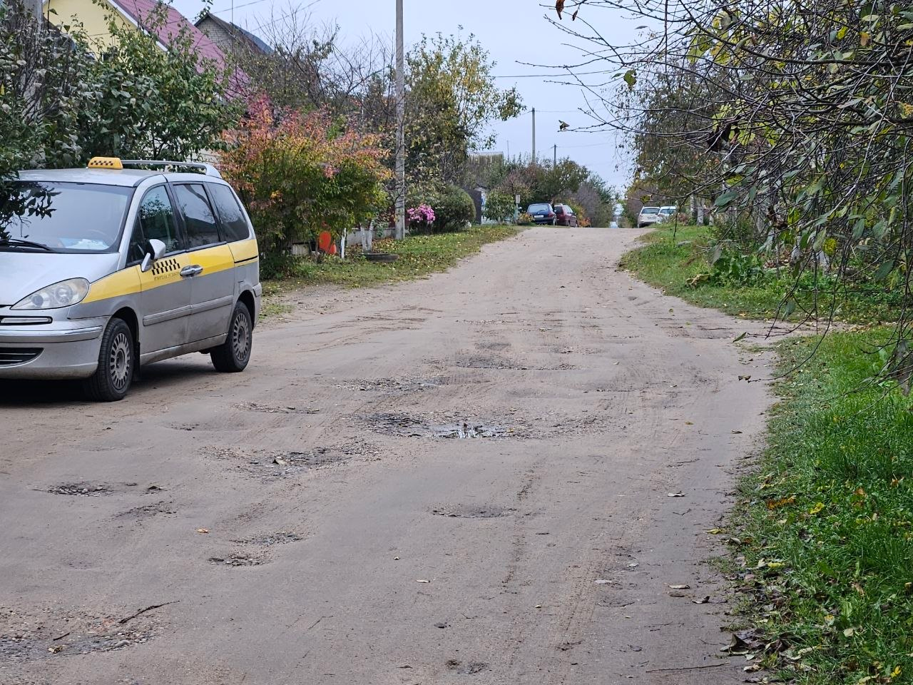 Проехали по улице в Молодечно, жители которой жалуются на дорогу