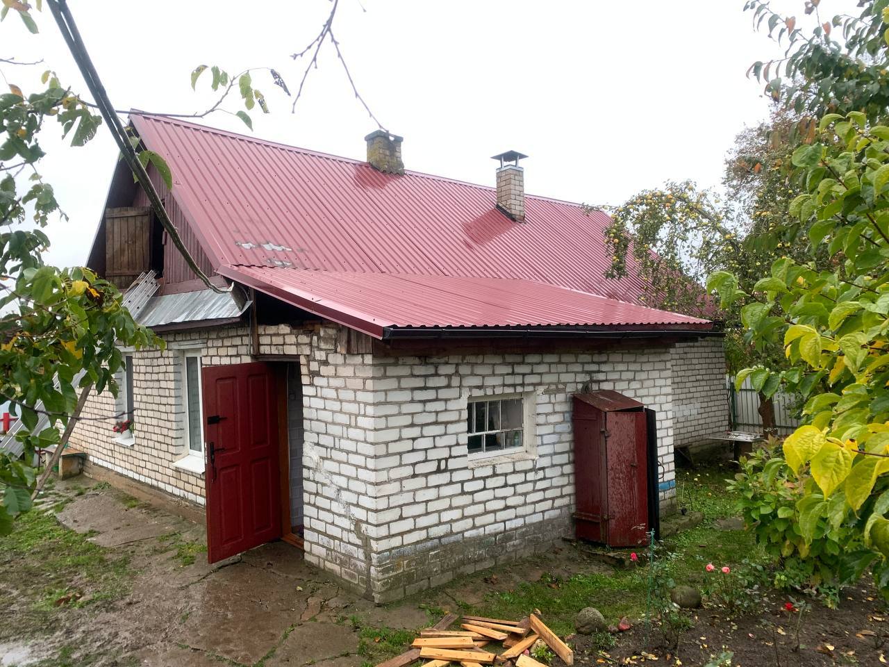 Имущество и крышу дома повредил огонь в Логойском районе