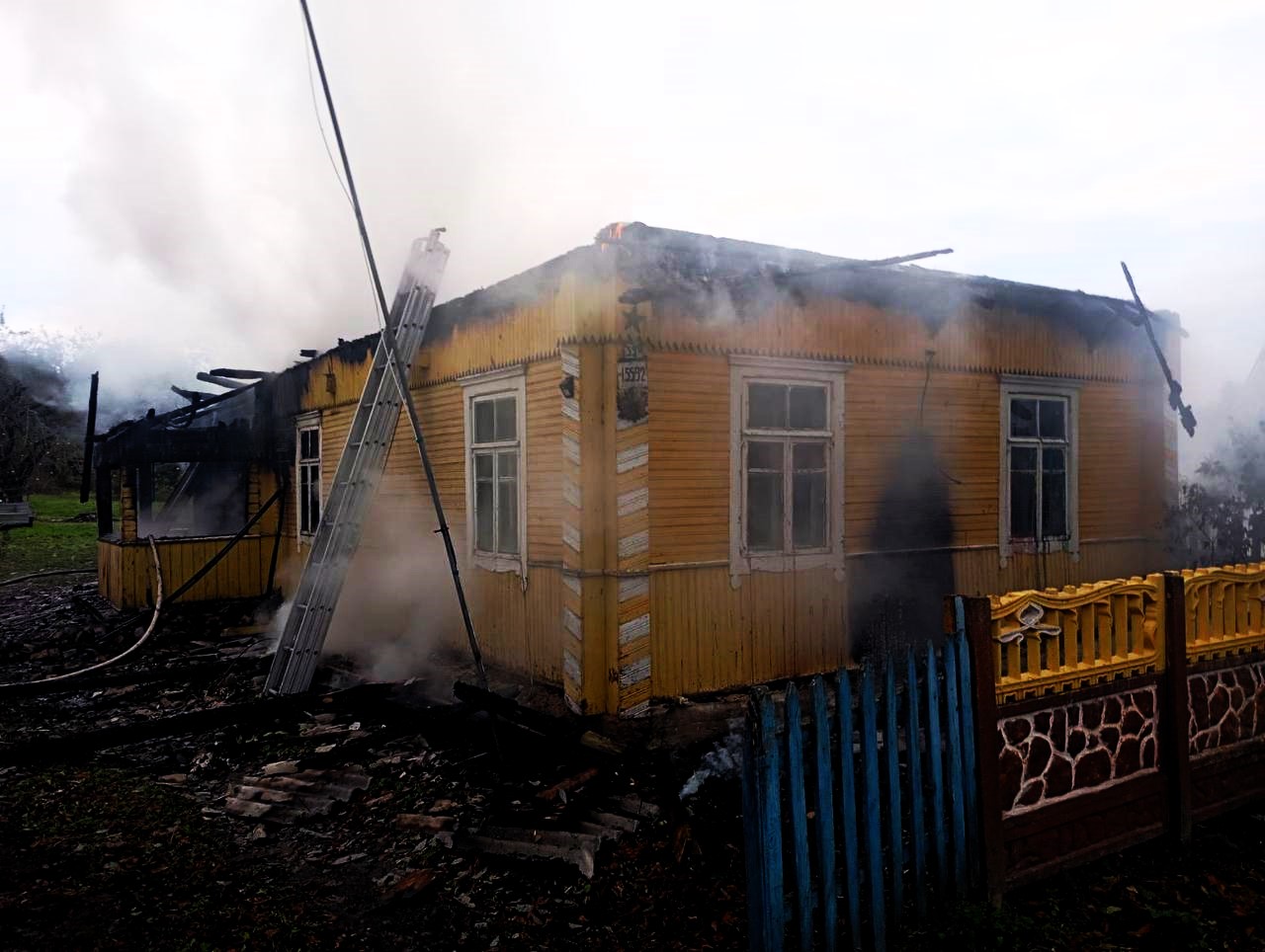 Дом остался без крыши после пожара в деревне Вилейского района